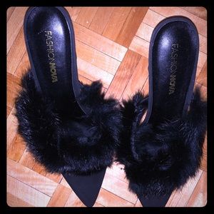 High heels furry & black